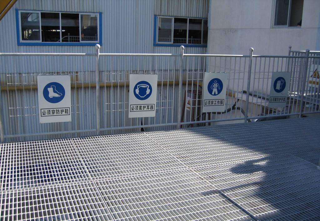 Guide to Selecting the Right Steel Grating for Industrial Platforms
