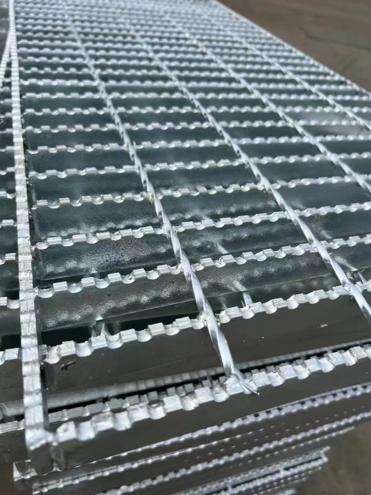 Steel grating