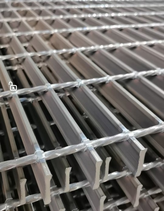 How is Welded Steel Grating Manufactured?