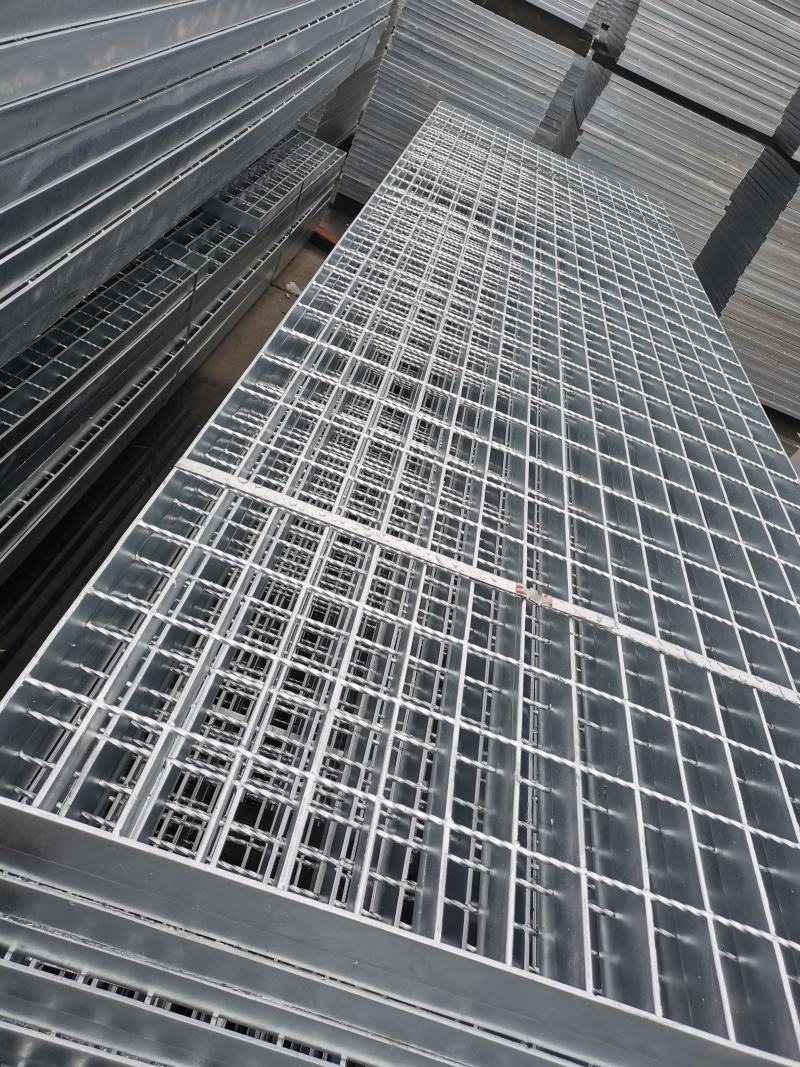 Advantages of Using Steel Grating for Guardrails
