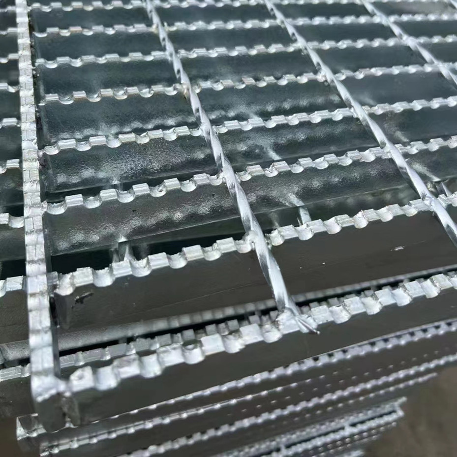 Steel grating